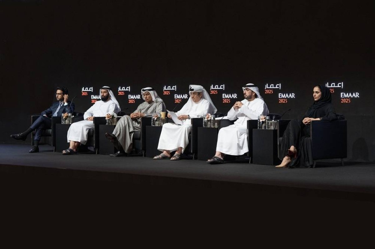 
دبي في 26 مارس/ وام/ عقدت إعمار العقارية المدرجة في سوق دبي المالي، الاجتماع السنوي لجمعيتها العمومية، حيث استعرض مجلس الإدارة الأداء المالي الذي حققته الشركة خلال عام 2024، وناقش توجهاتها الإستراتيجية المستقبلية.
ووفق بيان صحفي صادر اليوم، وافق المساهمون خلال الاجتماع على توزيع أرباح بنسبة 100% من رأس المال، وبقيمة تعادل 8.8 مليار درهم.
وجاء ذلك بعد الإعلان عن السياسة الجديدة لتوزيع الأرباح في ديسمبر من عام 2024، كما شهد الاجتماع المصادقة على تقرير مدقق الحسابات لعام 2024، فضلاً عن تقرير مجلس الإدارة عن نشاط الشركة ومركزها المالي.
وحققت الشركة مبيعات عقارية قاربت 70 مليار درهم "19 مليار دولار" خلال عام 2024، مسجلةً زيادة بنسبة 72% عن عام 2023، كما تجاوزت الإيرادات من المبيعات العقارية المتراكمة 110 مليارات درهم "30 مليار دولار"، ما يعزز تدفق الإيرادات المستقبلية.
ونمت الأرباح الصافية قبل احتساب الضرائب بنسبة 25% لتصل إلى 18.9 مليار درهم "5.1 مليار دولار".
وبلغت الأرباح قبل خصم الضرائب والفوائد والاستهلاك والإهلاك 19.3 مليار درهم مع هامش نسبته 54%.
وقال محمد العبار، مؤسس إعمار العقارية ، إن نتائج إعمار لعام 2024 تجسد الحرص على التميز التشغيلي، والابتكار، والارتقاء بتجربة العملاء، مؤكدا الالتزام بالنمو المستدام المدفوع بأحدث التقنيات، بما يعزز مكانة دبي وجهة استثمارية وتطويرية رائدة على مستوى العالم، ويتماشى مع رؤية الإمارات لتحقيق الحياد المناخي بحلول عام 2050.
 