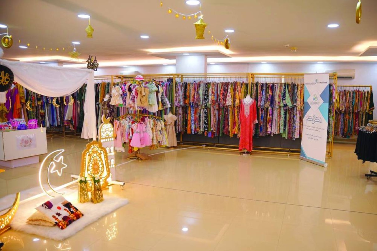 ملابس جاهزة قدمها معرض «عطايا العيد» الذي نظمته مؤسسة سعود بن صقر التعليمية 