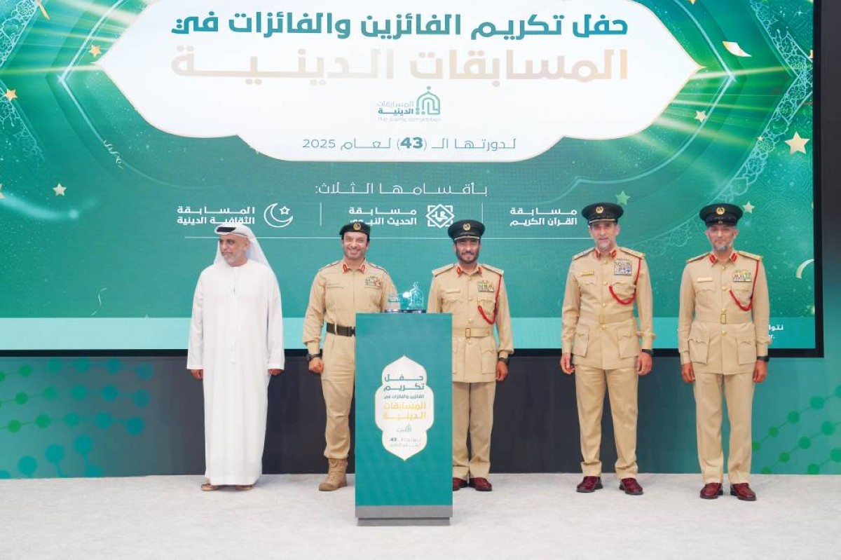 عبدالله المري خلال حفل التكريم بحضور عبدالله الغيثي وسيف المزروعي وخليل المنصوري 