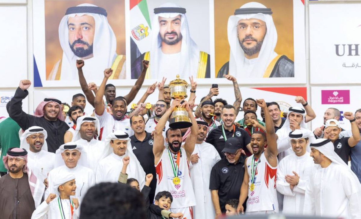 إسماعيل القرقاوي خلال مراسم التتويج بحضور عيسى هلال