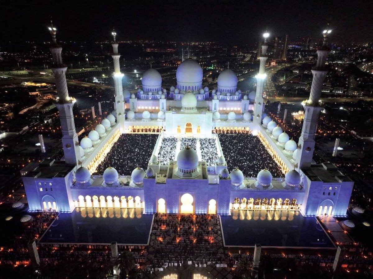 جموع المصلين تملأ الجامع وساحاته