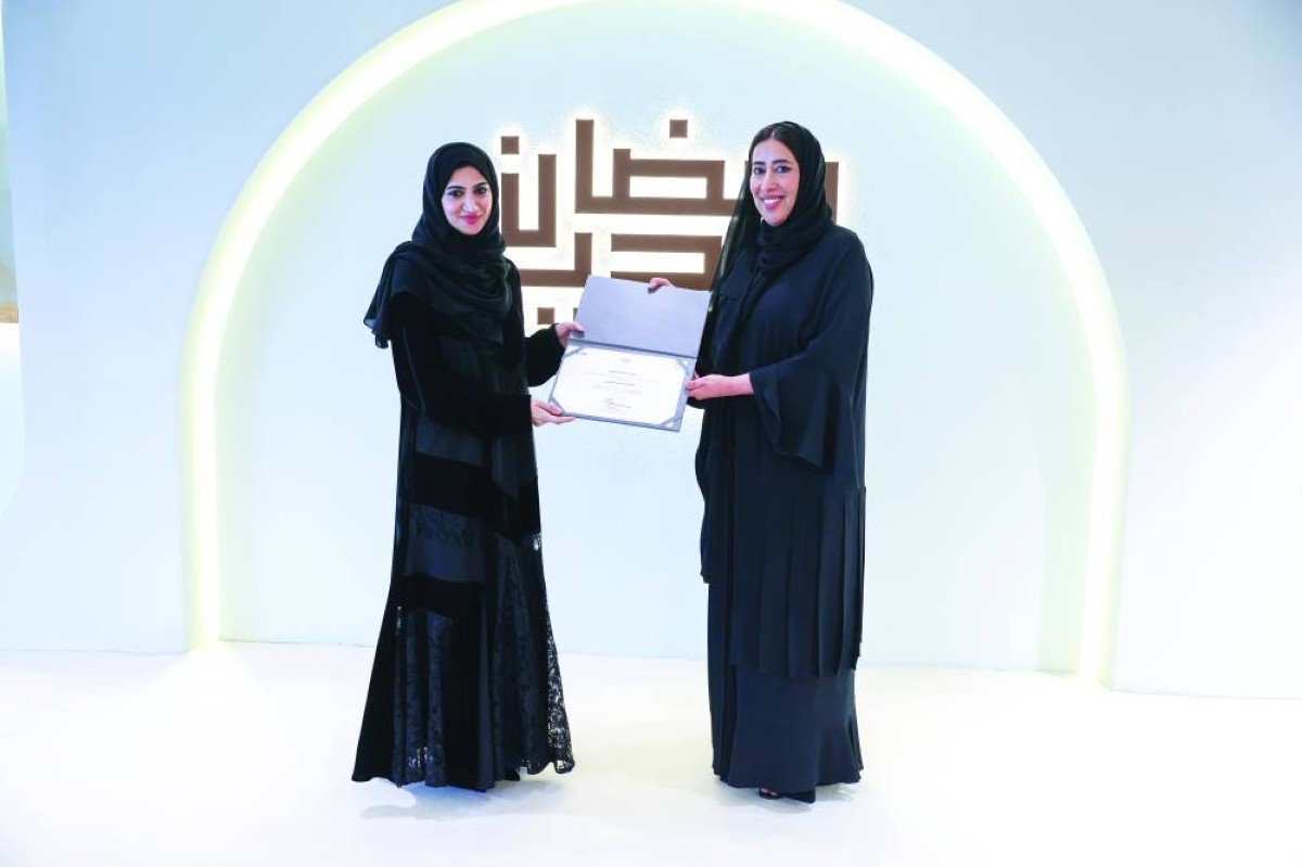 منى المري تكرم أسماء الياسي الفائزة بالمركز الأول