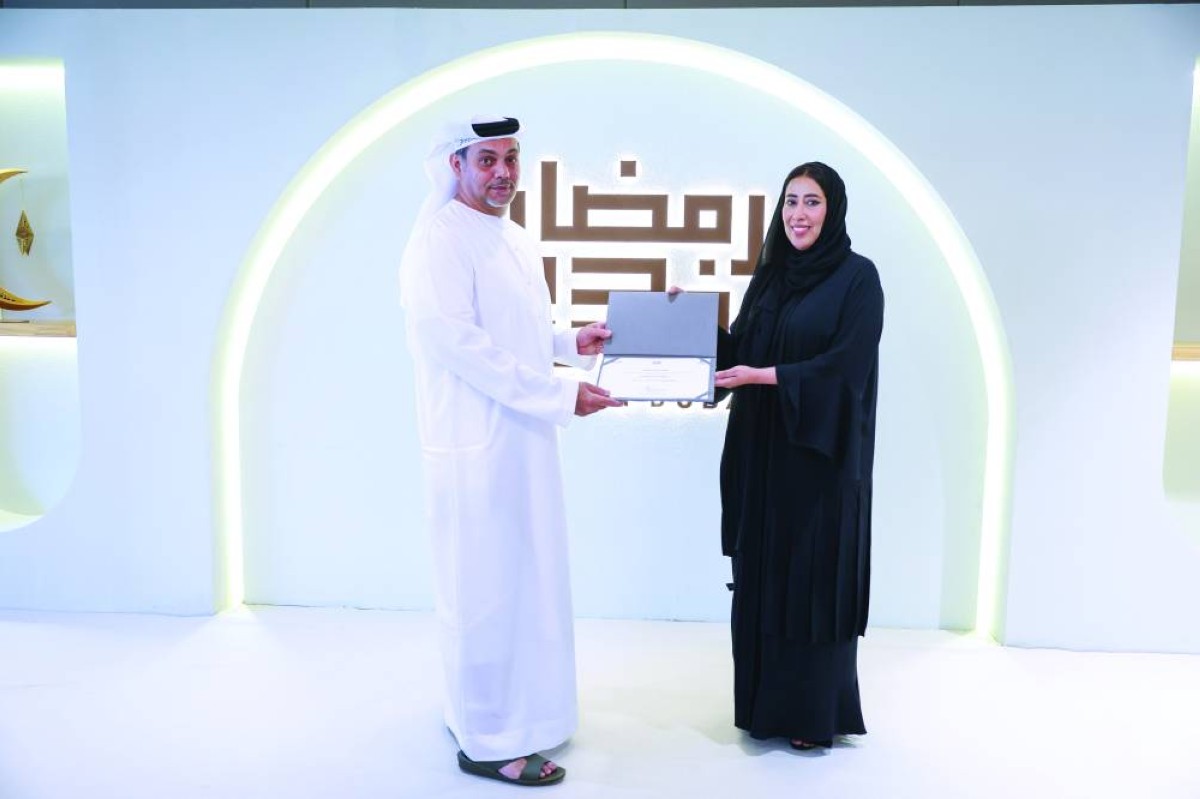 منى المري تكرم منصور الزاهدي الفائز بالمركز الثاني