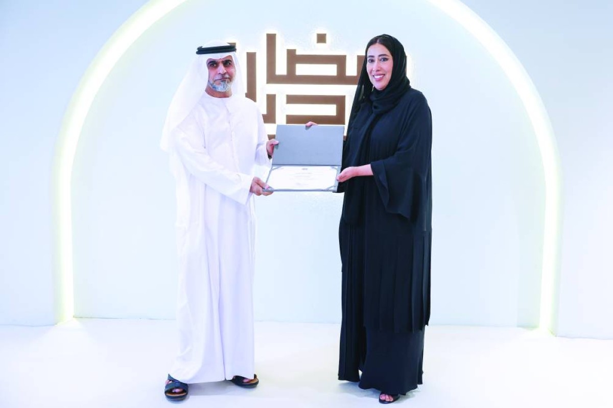 منى المري تكرم عباس الخاجة الفائز بالمركز الثالث