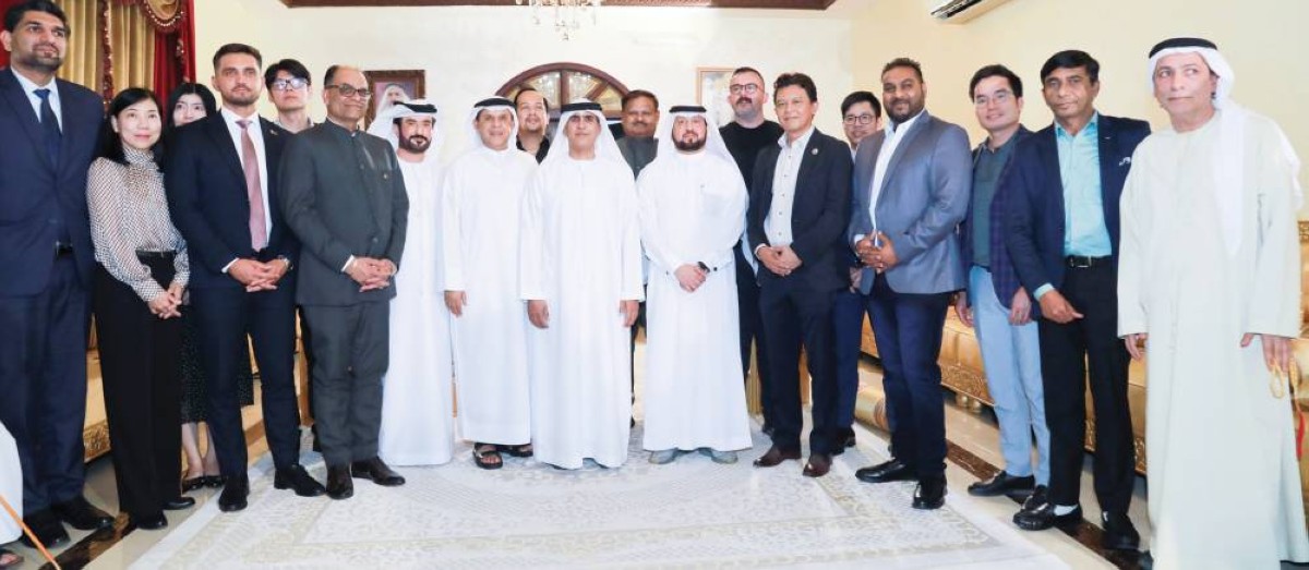 سالم بن سلطان ومديرو الدوائر الاقتصادية والقناصل خلال المجلس الاقتصادي