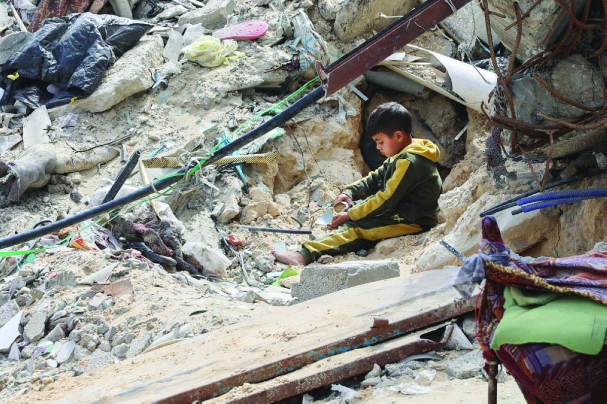  طفل فلسطيني بين ركام منزله في غزة  