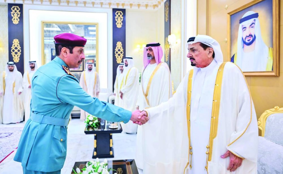  حميد النعيمي وعمار بن حميد خلال تقبل تهاني سلطان النعيمي 