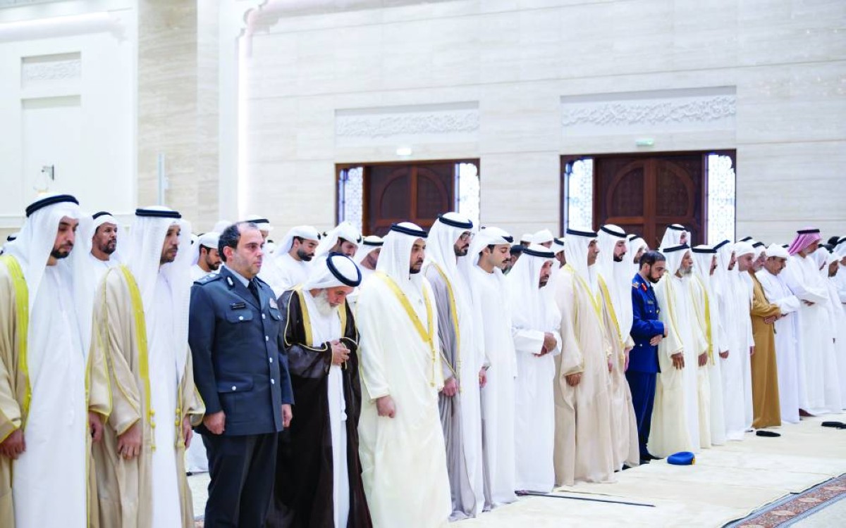 حمدان بن زايد وسلطان وياس بن حمدان والشيوخ والمسؤولون خلال أداء صلاة العيد