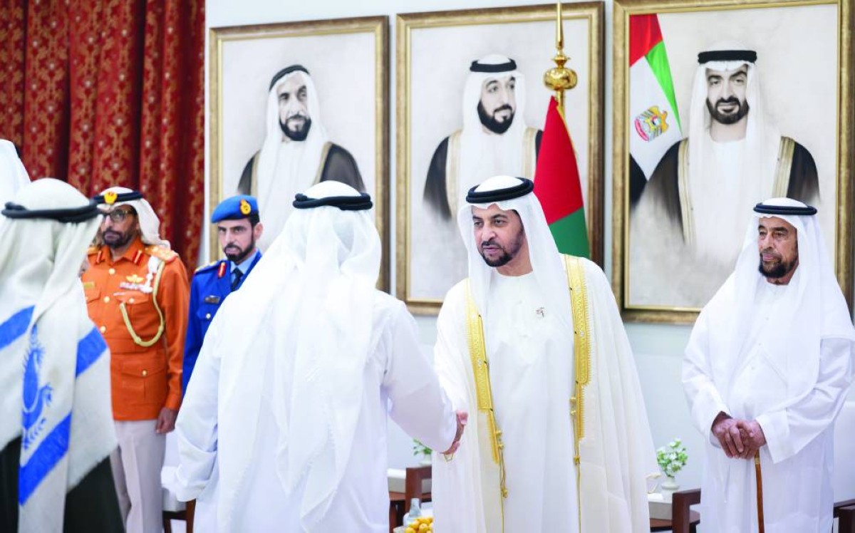 حمدان بن زايد مستقبلاً المهنئين