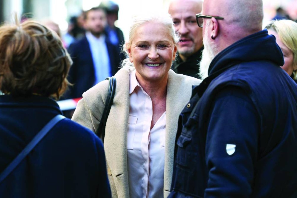 لوبان مبتسمة بعد مغادرتها المحكمة في باريس