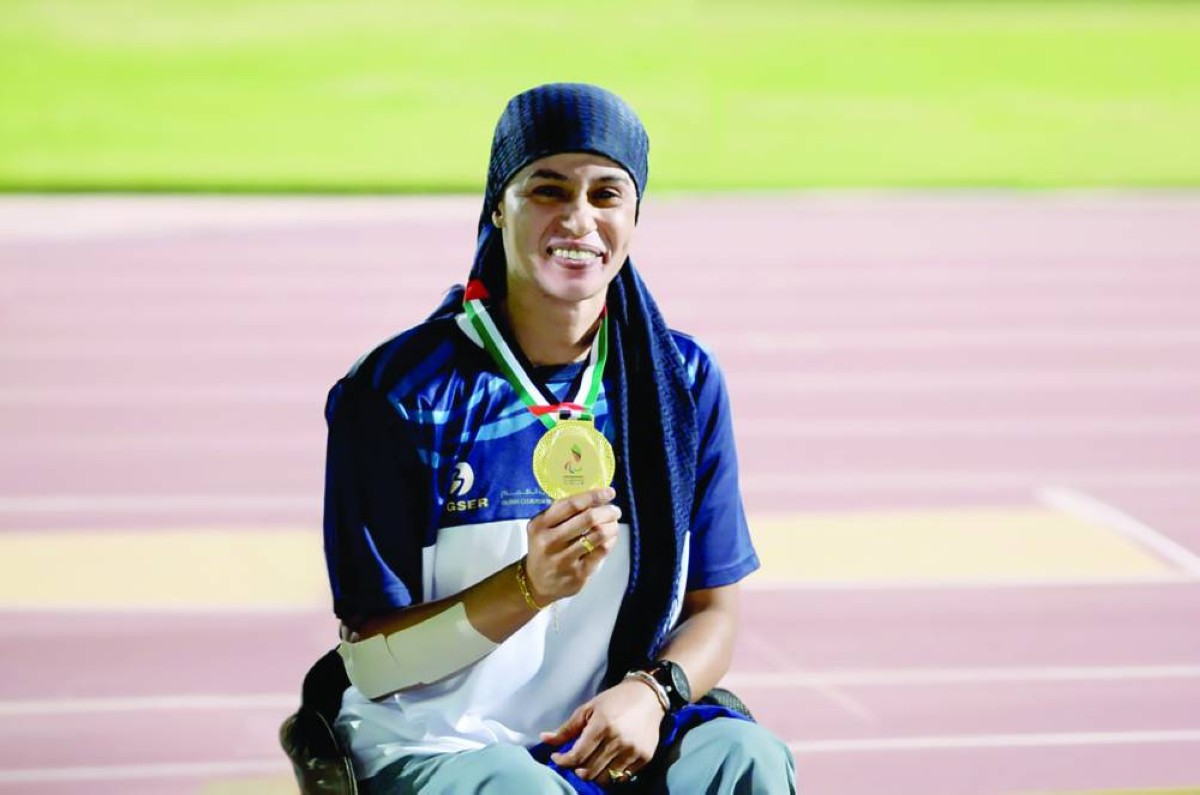 سهام الرشيدي بطلة الإمارات تحمل الميدالية الذهبية 