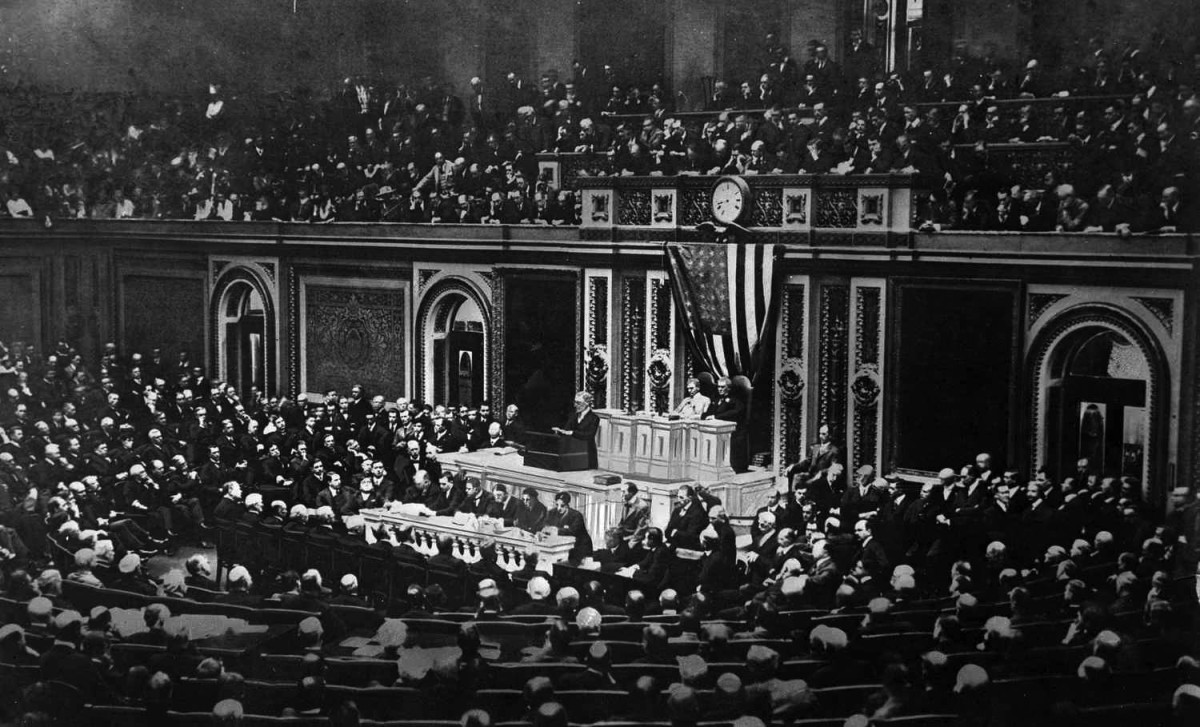 1917-  الرئيس الأمريكي وودرو ولسون يطلب من الكونغرس دخول الولايات المتحدة الحرب العالمية الأولى.