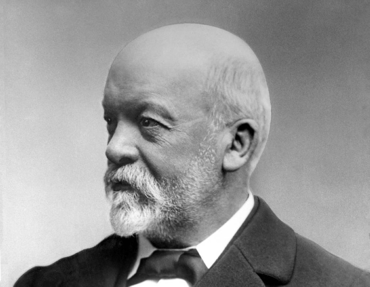 1885 منح غوتليب دايملر براءة اختراع ألمانية لتصميم محرك سيارته.
