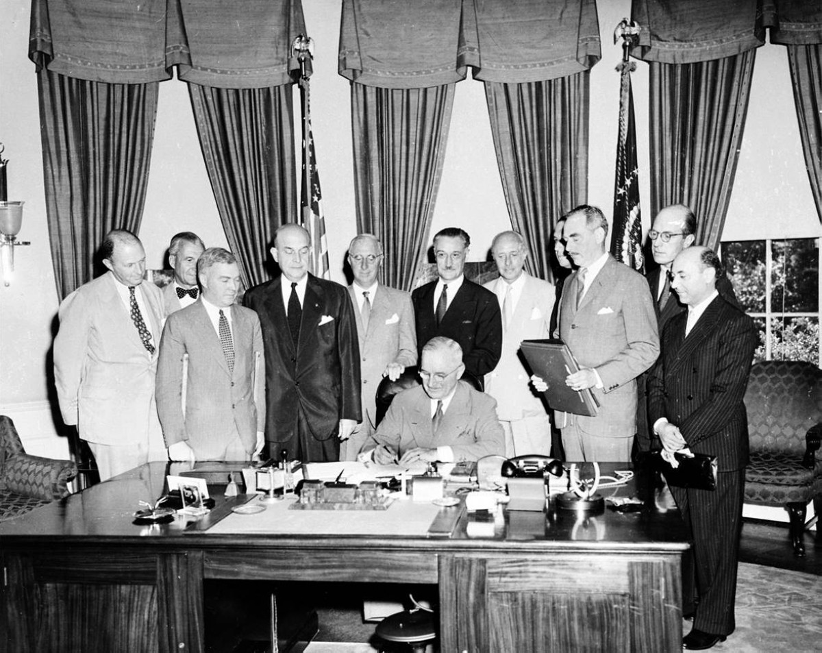 1949  توقيع معاهدة إنشاء حلف شمال الأطلسي (الناتو) في واشنطن.