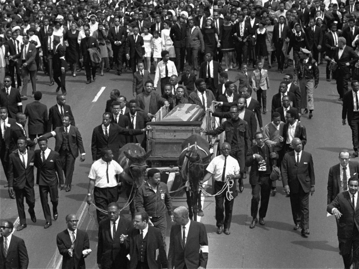 1968 اغتيال القس مارتن لوثر كينغ، راعي الحقوق المدنية في الولايات المتحدة، في مدينة ممفيس.