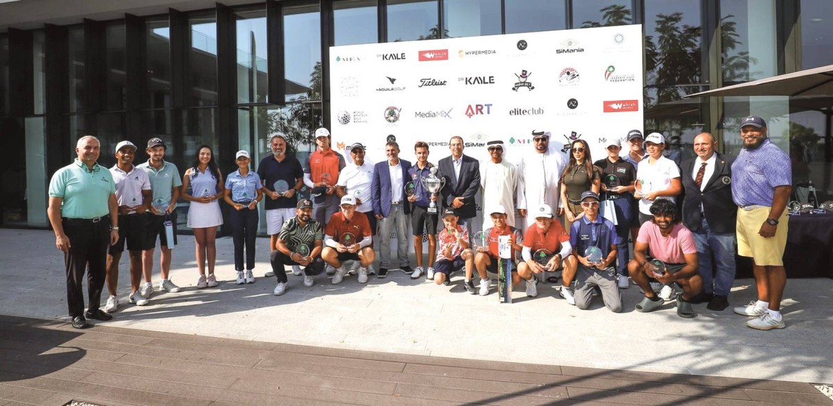 فاهم القاسمي خلال مراسم التتويج بحضور عبدالله الهاشمي 