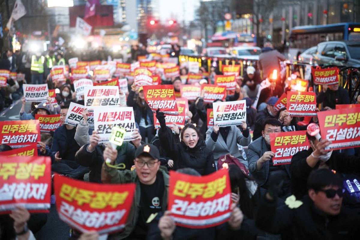 متظاهرون كوريون جنوبيون يحتفلون بقرار عزل الرئيس في العاصمة سيئول