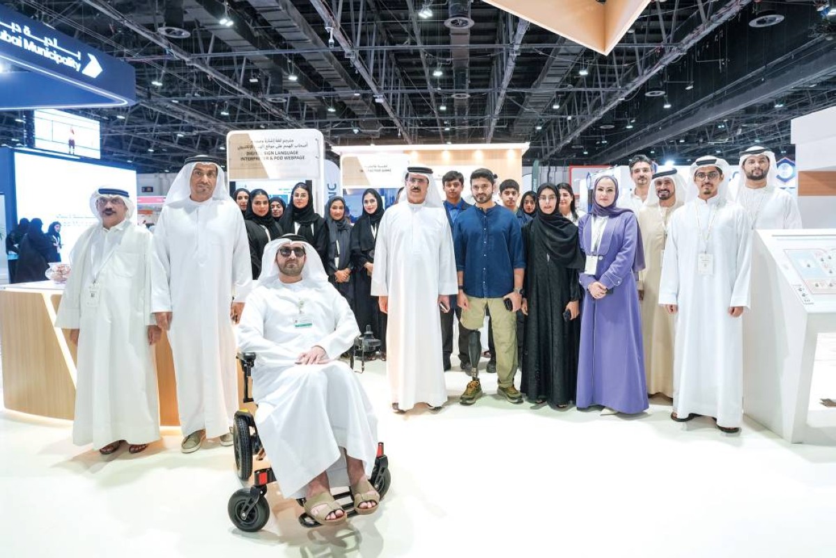 سعيد الطاير متوسطاً عدداً من الموظفين من أصحاب الهمم في «كهرباء دبي»