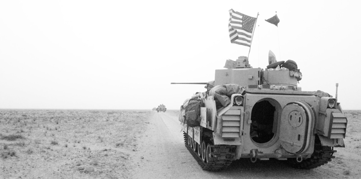 2003 بداية دخول القوات الأمريكية إلى العاصمة بغداد بعد مرور أيام من بدء غزو العراق.