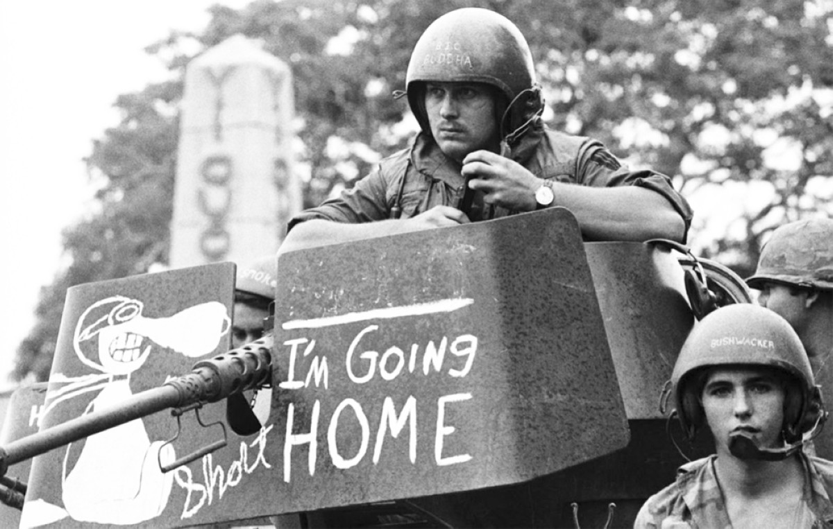 1971 الرئيس ريتشارد نيكسون يعلن قراره بالإسراع في معدل انسحاب القوات الأمريكية من فيتنام.
