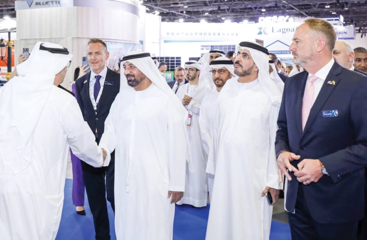 أحمد بن سعيد خلال جولة بالمعرض بحضور سعيد الطاير وكبار المسؤولين