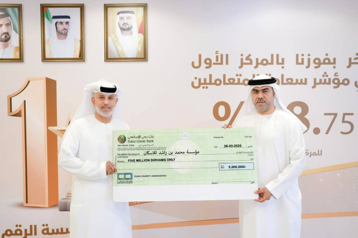 أحمد السويدي خلال تسليم محمد الشحي شيكاً بقيمة الدعم