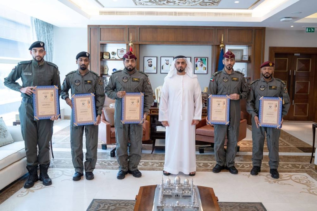 سيف بن زايد متوسطاً المكرّمين