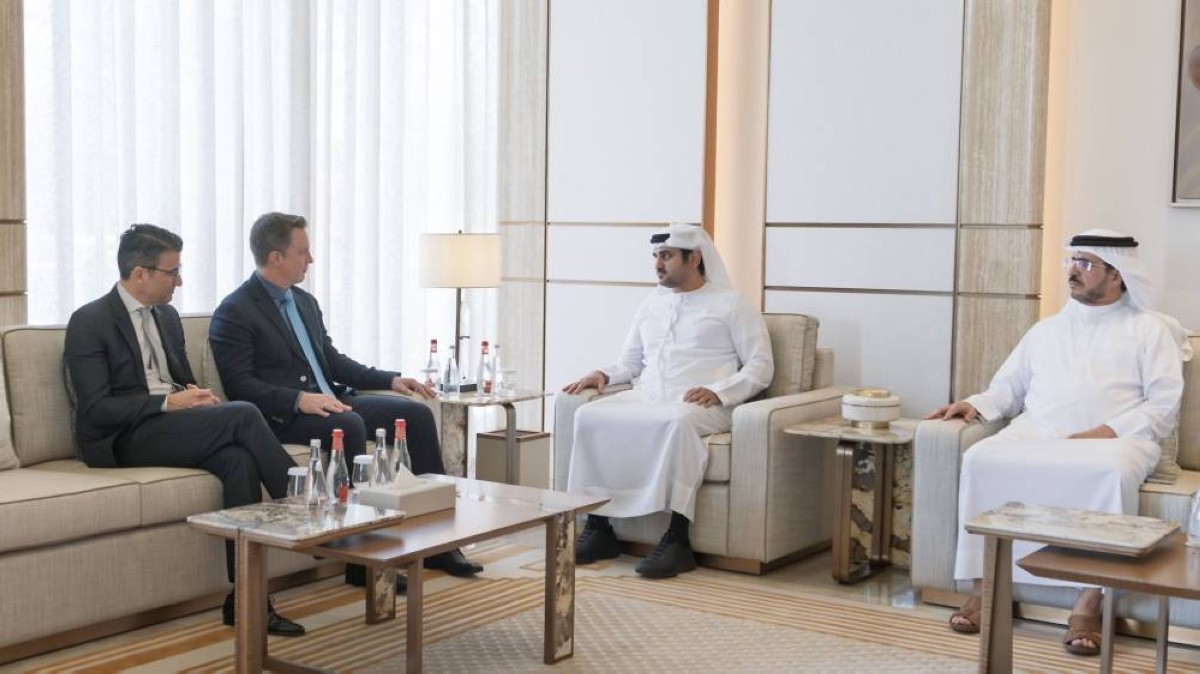  مكتوم بن محمد خلال لقائه باولو رويز بحضور سعيد الطاير 