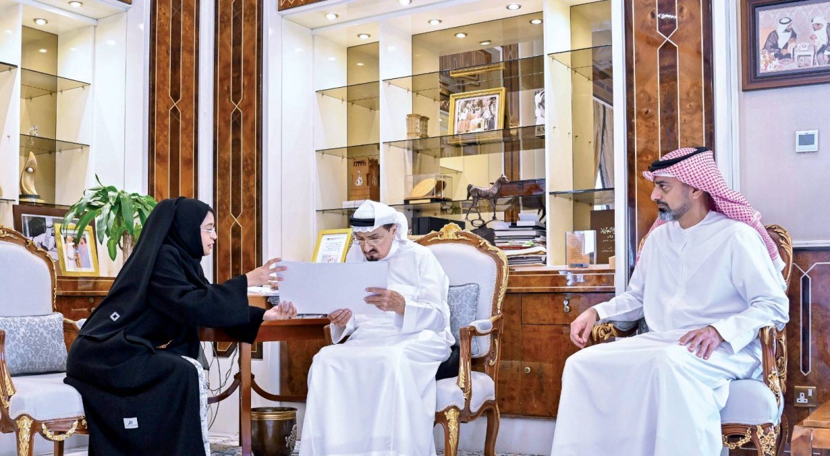 حميد النعيمي وعمار بن حميد يستمعان لشرح هاجر الحبيشي حول تفاصيل تقرير الوقف