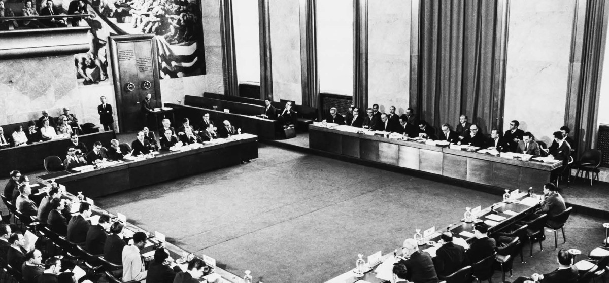 1972 أمريكا والاتحاد السوفيتي و70 دولة يوقعون على معاهدة حظر الأسلحة البيولوجية أو الجرثومية.
