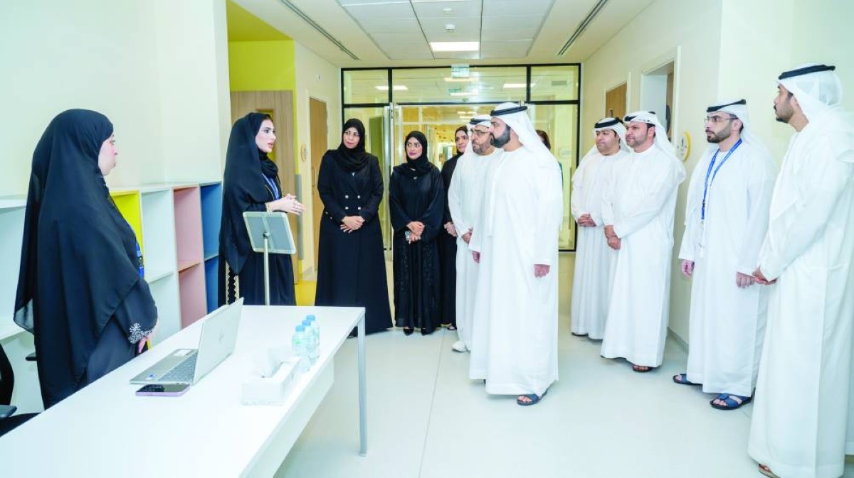 محمد الشرقي خلال اطلاعه على سير البرنامج يرافقه منصور العور