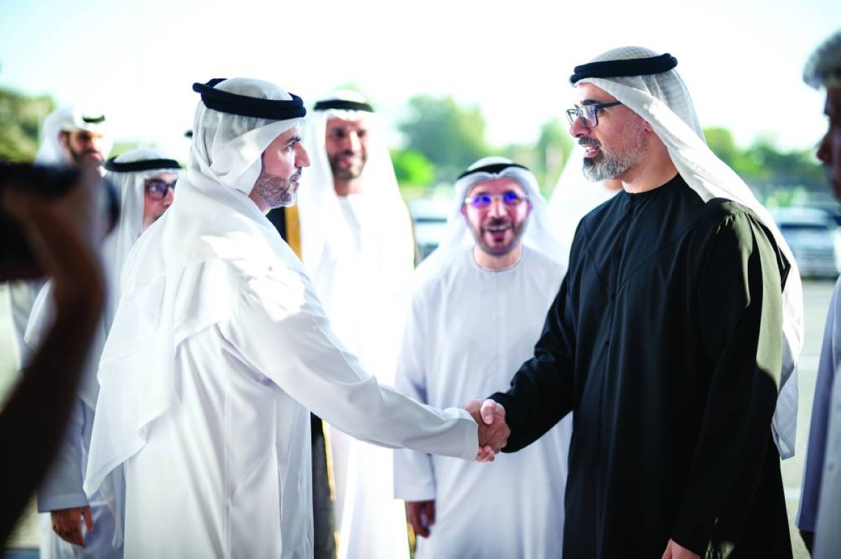  خالد بن محمد بن زايد مصافحاً الحضور 