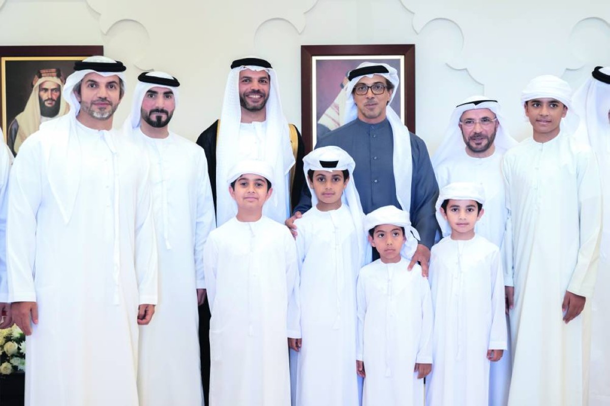 منصور بن زايد في لقطة تذكارية مع إبراهيم ومنصور العلوي	 