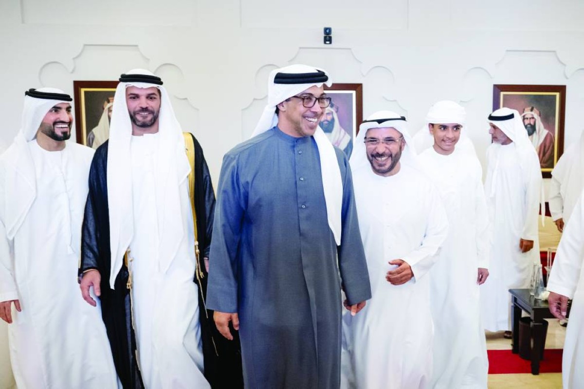 
منصور بن زايد في حديث مع إبراهيم العلوي بحضور منصور العلوي 