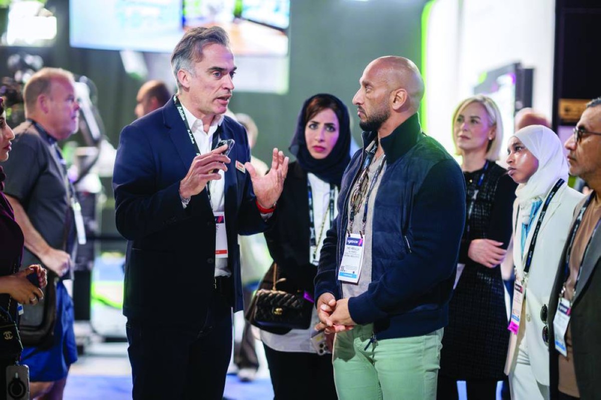 عبدالله آل حامد خلال جولته في معرض «ناب شو 2025» في لاس فيغاس