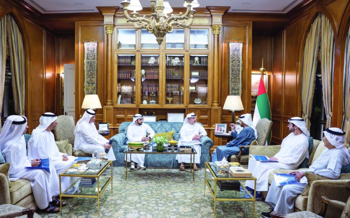 حمدان بن زايد خلال الاستقبال بحضور سلطان بن حمدان بن زايد ومحمد الحمادي وناصر المنصوري وعيسى حمد بو شهاب وعدد من المسؤولين