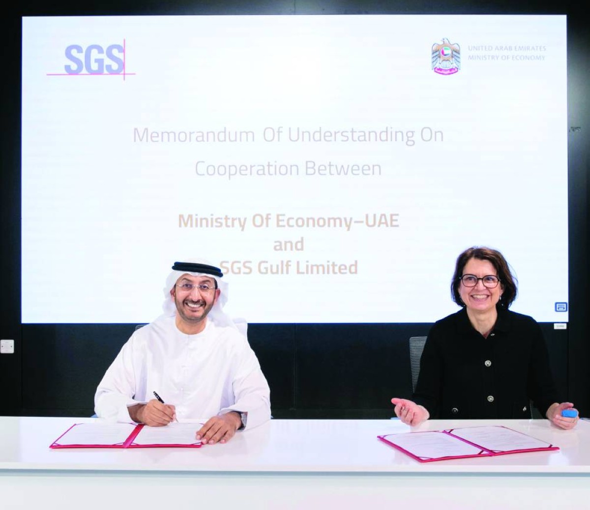 عبدالله آل صالح وجيرالدين بيكاود أثناء توقيع الاتفاقية