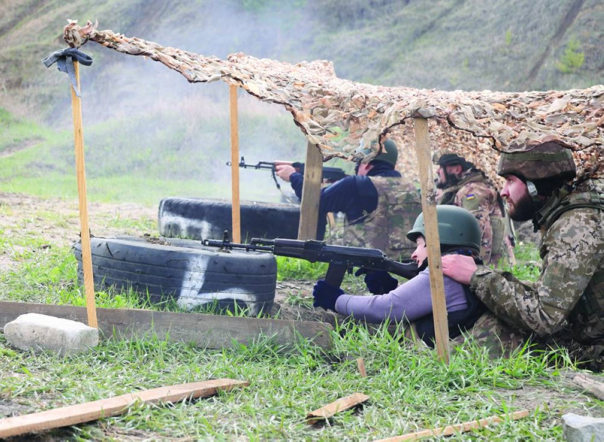 أوكرانيون يتدربون على استعمال الأسلحة بميدان للرماية في خاركيف