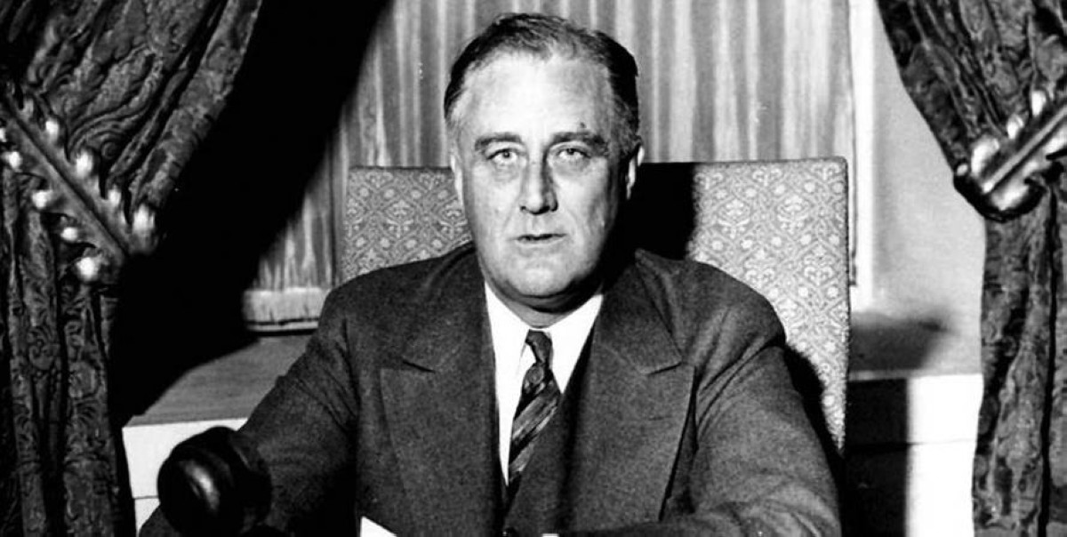 1945 -  وفاة الرئيس الأمريكي فرانكلين روزفلت ونائبه هاري ترومان يتولى الرئاسة خلفاً له.