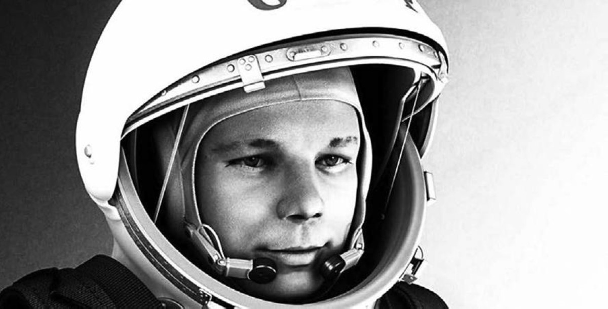 1961 - رائد الفضاء السوفيتي يوري غاغارين يقوم بأول رحلة لإنسان إلى الفضاء على متن السفينة «فوستوك 1».