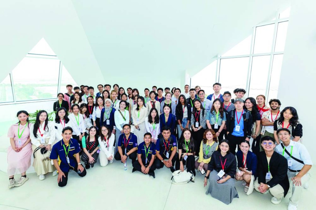 جمع من الطلبة خلال زيارتهم مركز الاستدامة والابتكار التابع لهيئة كهرباء ومياه دبي