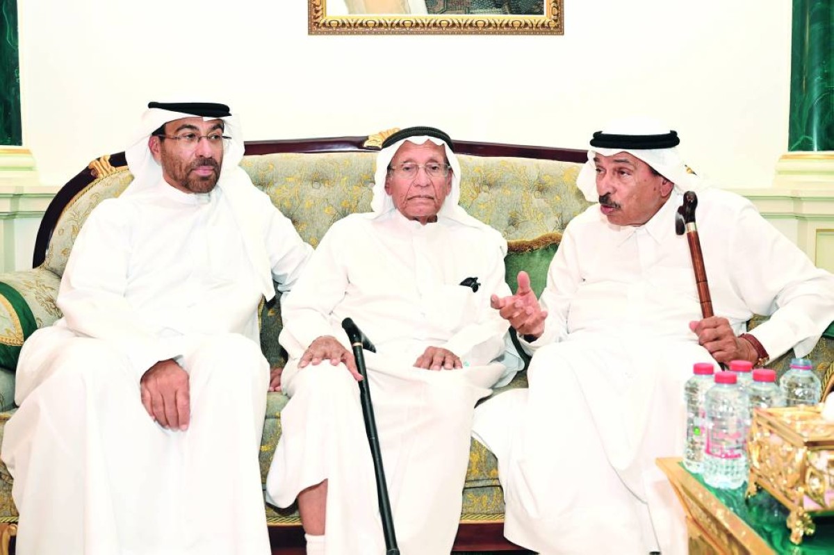 أحمد الصايغ خلال تقديم واجب العزاء إلى أسرة الفقيد 