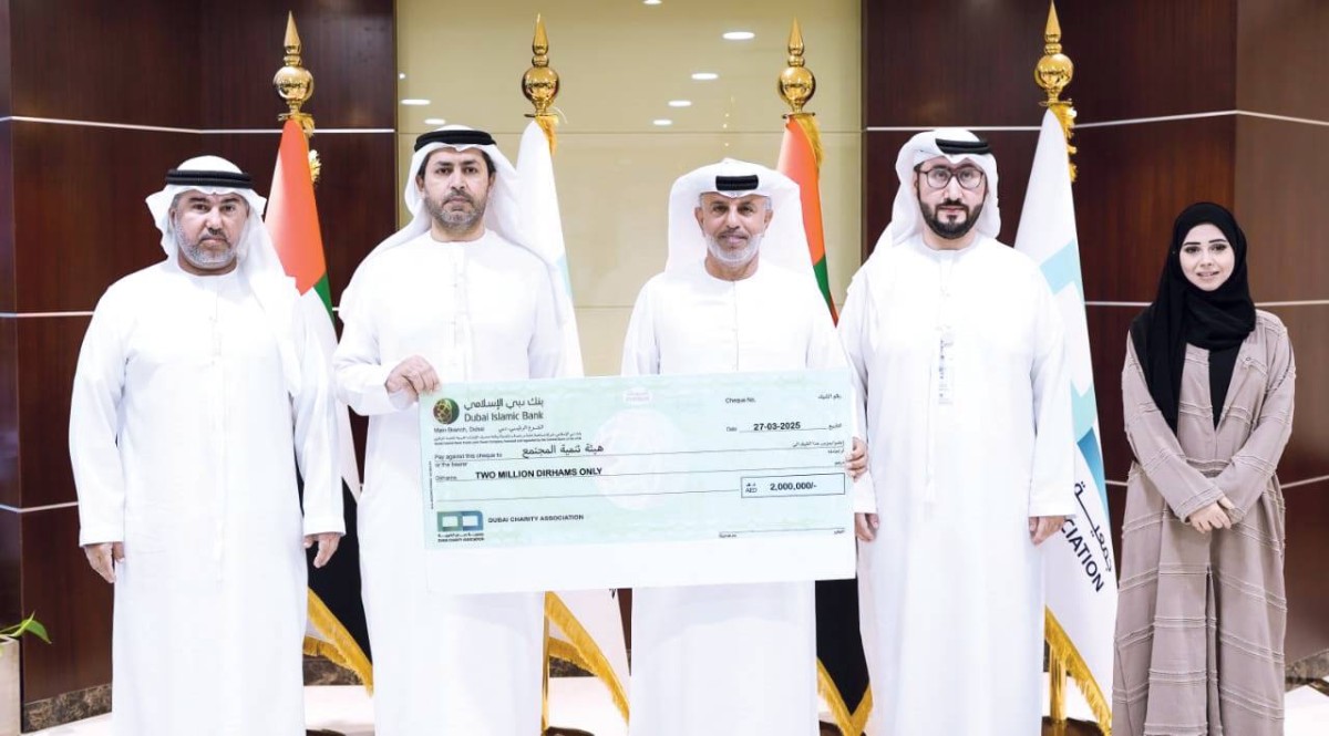 أحمد السويدي خلال تسليم سعيد أحمد الطاير شيكاً بالمبلغ