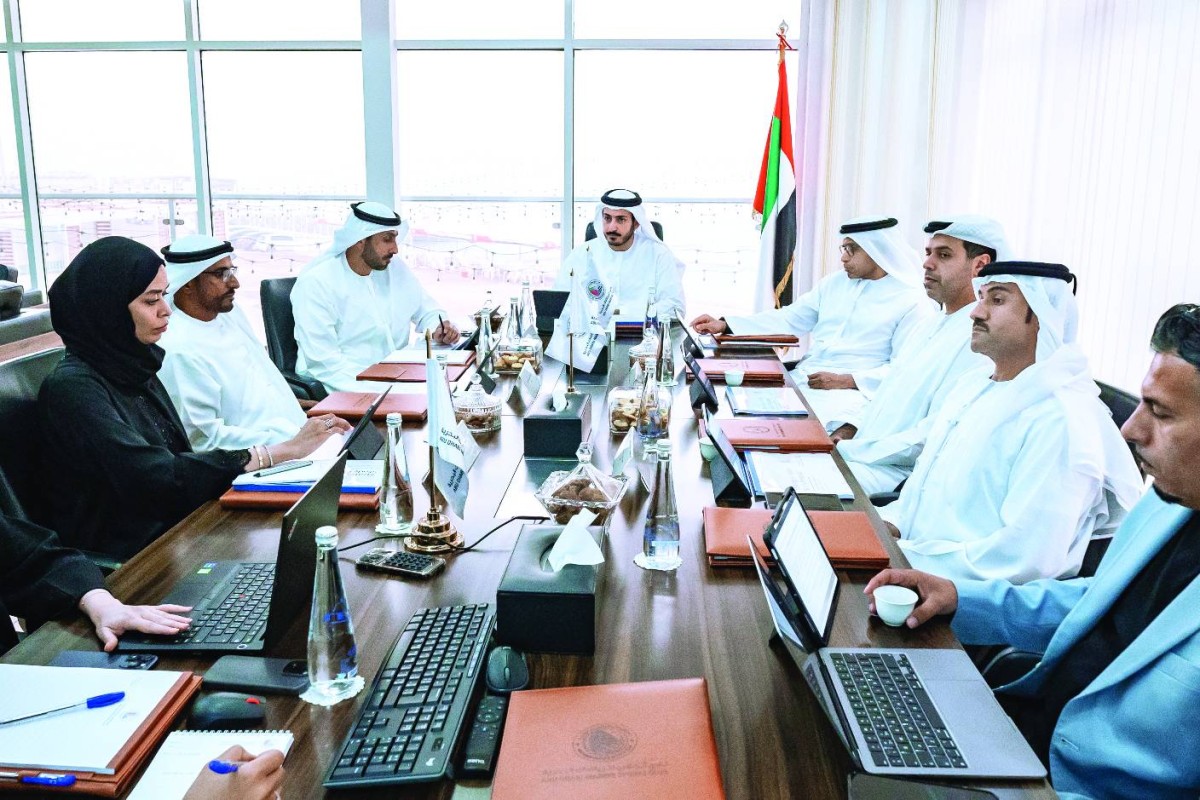 محمد بن سلطان بن خليفة خلال ترؤسه الاجتماع