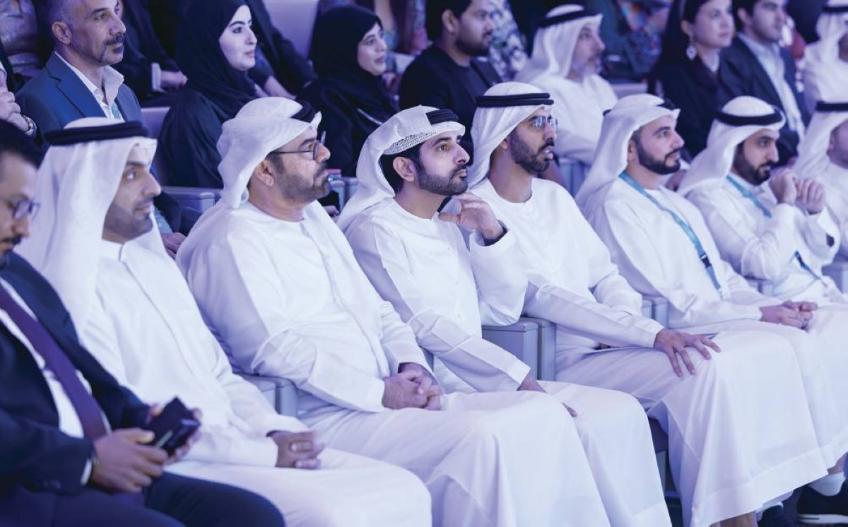 حمدان بن محمد خلال حفل توزيع الجوائز بحضور محمد القرقاوي وعمر العلماء ومحمد لوتاه وسعيد القرقاوي