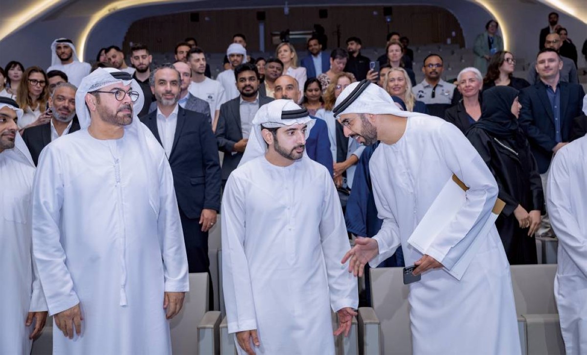 حمدان بن محمد خلال الحفل بحضور محمد القرقاوي وعمر العلماء
