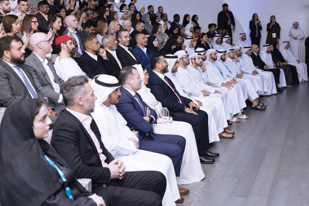 سموه خلال حفل توزيع الجوائز بحضور محمد القرقاوي وعمر العلماء ومحمد لوتاه وسعيد القرقاوي
