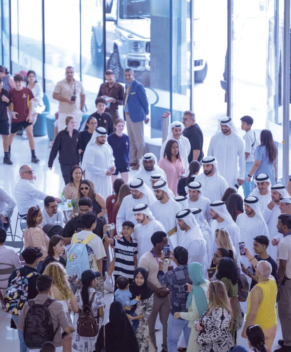 حمدان بن محمد خلال فعاليات الحفل بحضور محمد القرقاوي وعمر العلماء