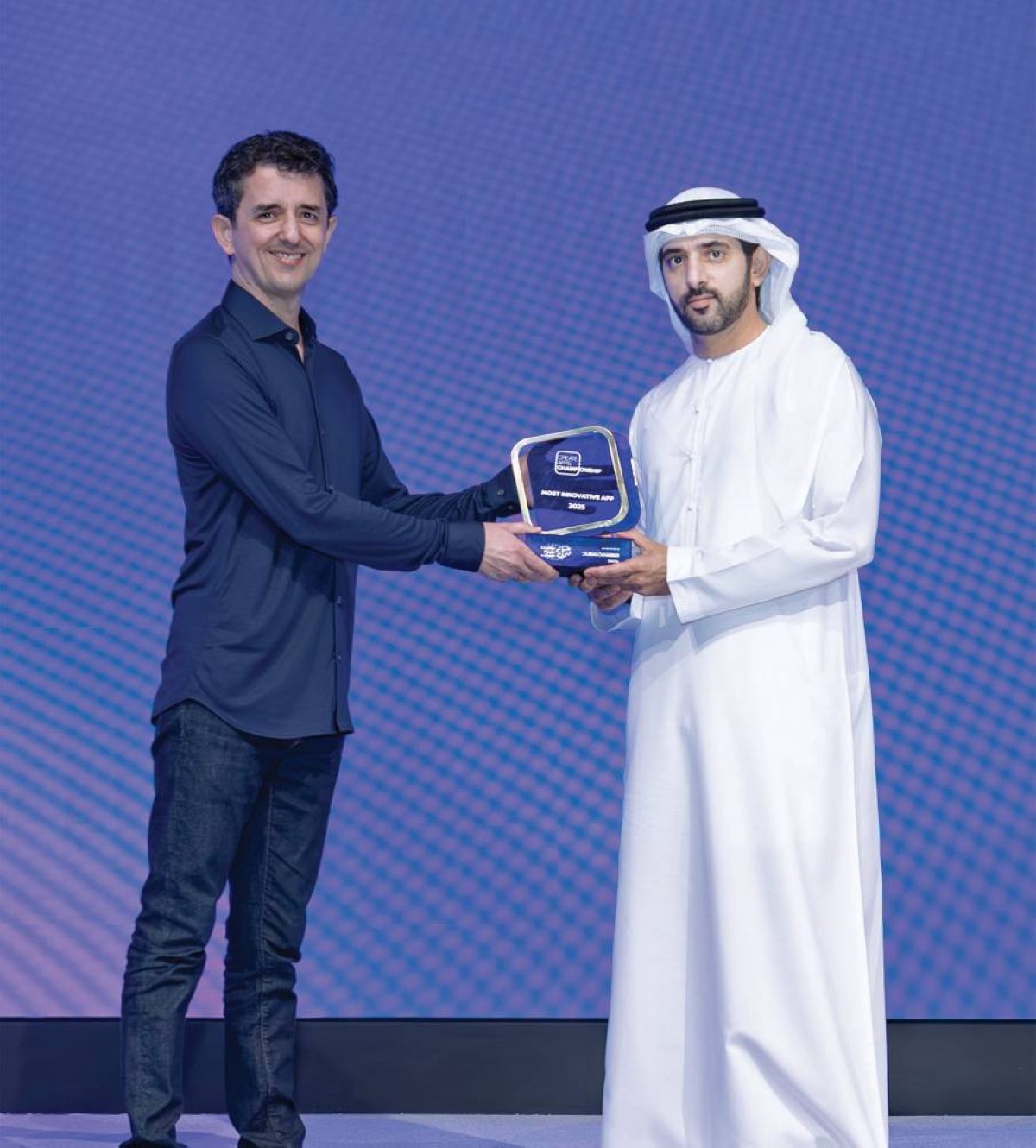 سموه يكرم أحد الفائزين