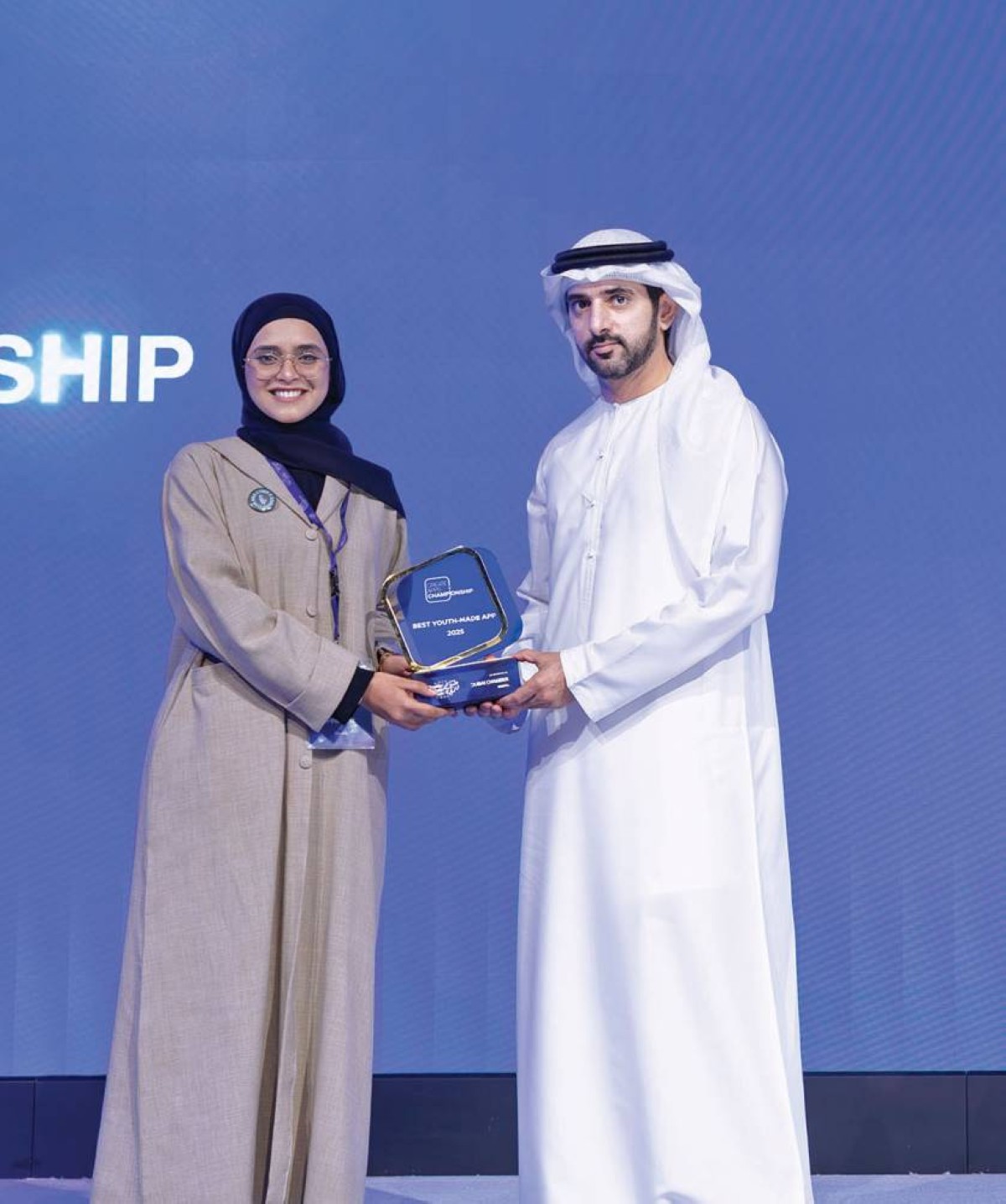 سموه يكرم إحدى الفائزات